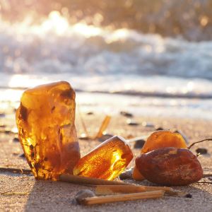 In der Sonne glänzender Bernstein am Usedomer Strand