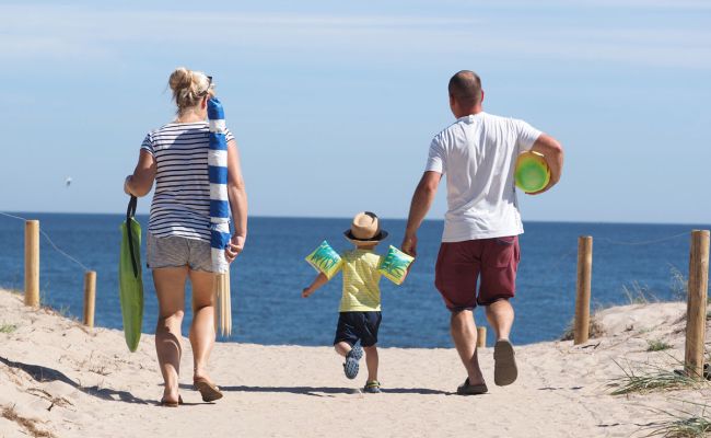 Familie auf dem Weg zum Usedomer Strand