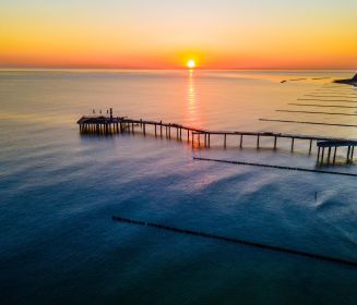 Luftbild von der Seebrücke Koserow bei Sonnenuntergang