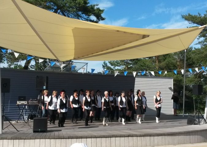 Auftritt Linedance Company auf dem Zempiner Kurplatz