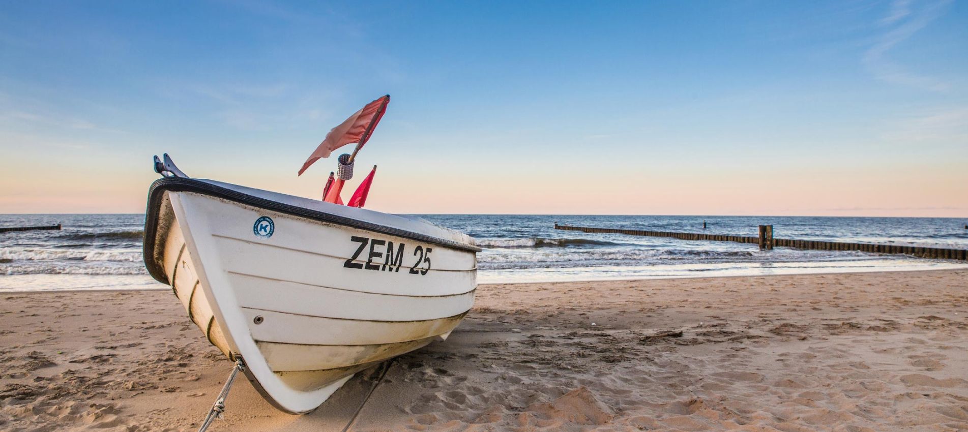 Fischerboot am Strand in Zempin