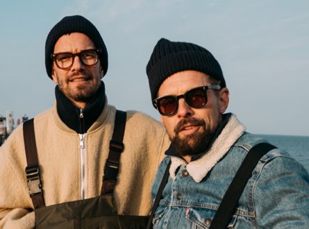 Die Moderatoren Joko und Klaas in einem traditionellen Fischeroutfit auf der Seebrücke von Koserow.