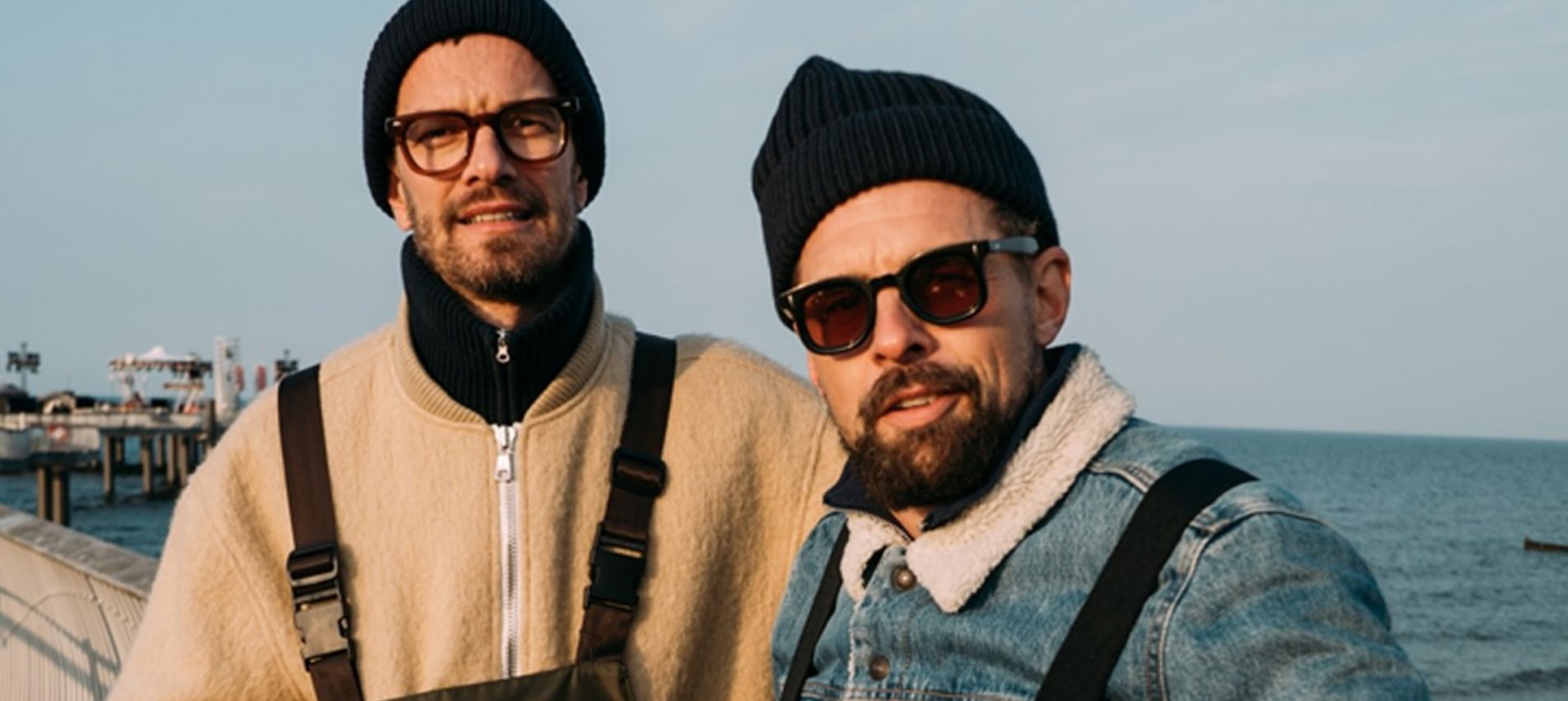 Die Moderatoren Joko und Klaas in einem traditionellen Fischeroutfit auf der Seebrücke von Koserow.