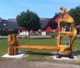 Logo von Dorfplatz mit Bücherbaum