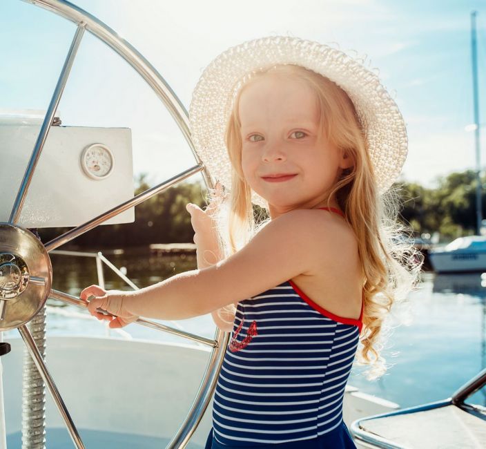 Segelboot mit Mädchen am Steuer