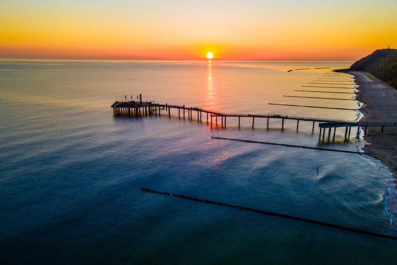Luftbild von der Seebrücke Koserow bei Sonnenuntergang