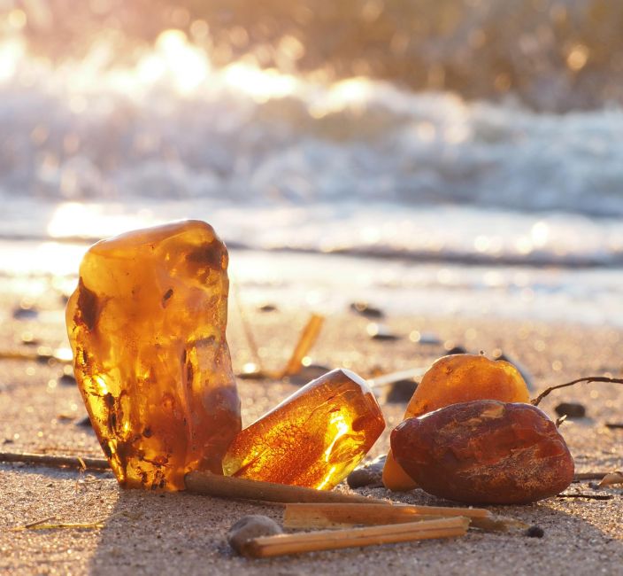 In der Sonne glänzender Bernstein am Usedomer Strand