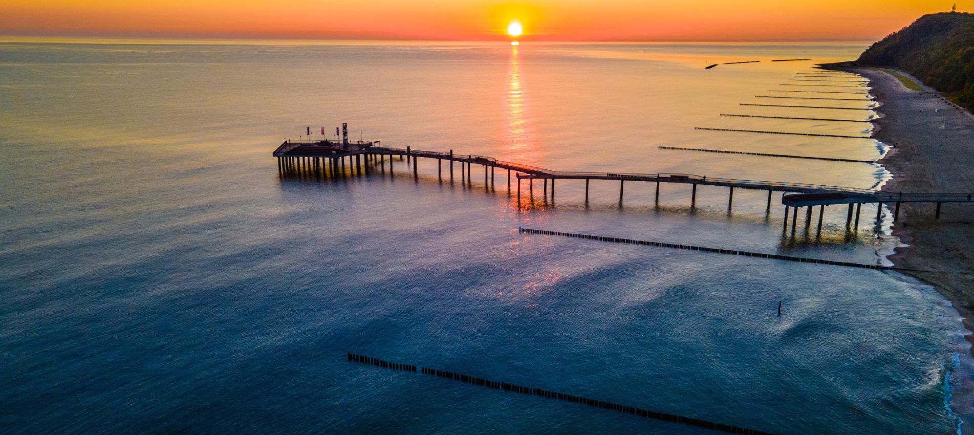 Luftbild von der Seebrücke Koserow bei Sonnenuntergang