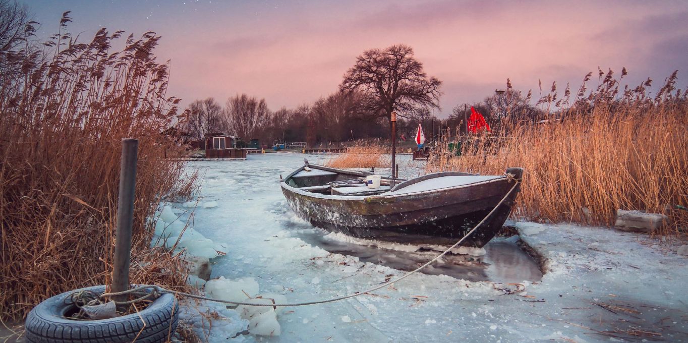 Zempin zugefrorener Hafen mit Boot im Winter