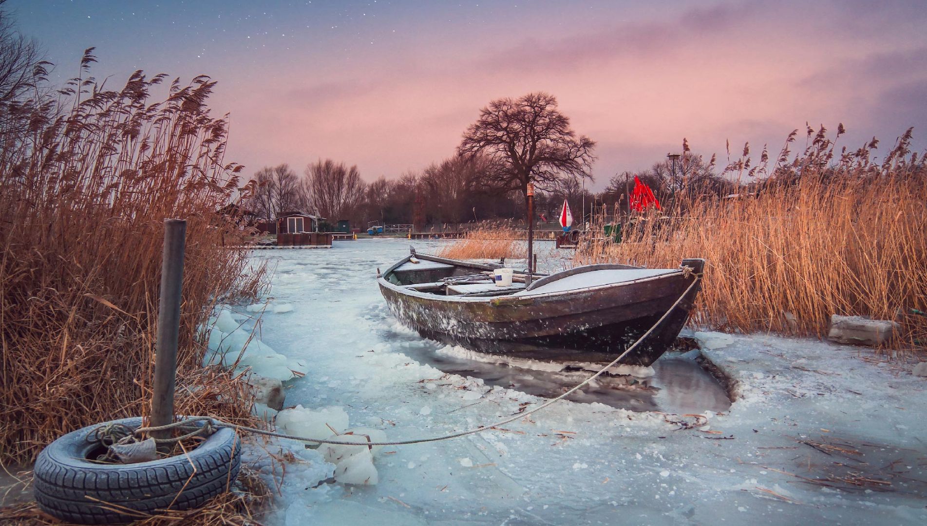 Zempin zugefrorener Hafen mit Boot im Winter